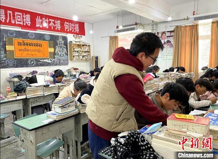 學(xué)生在免費(fèi)輔導(dǎo)班上課?！∧岈敵?攝