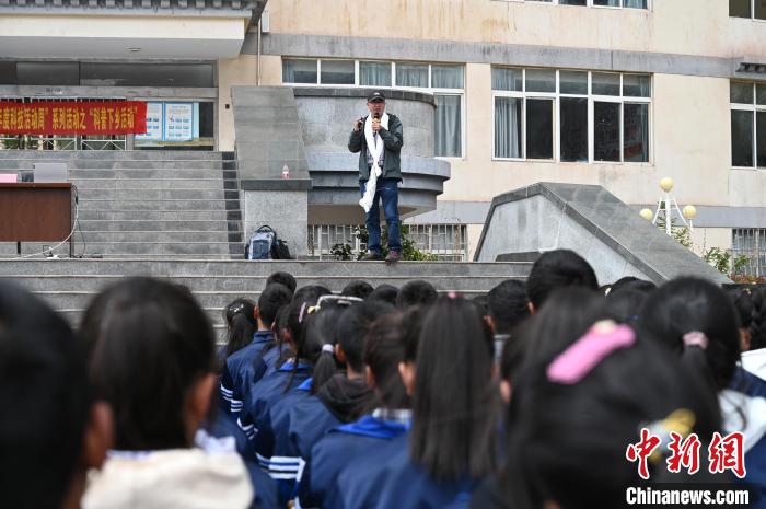 圖為西藏大學(xué)教授寧長(zhǎng)春為中學(xué)生授課?！≮w朗 攝