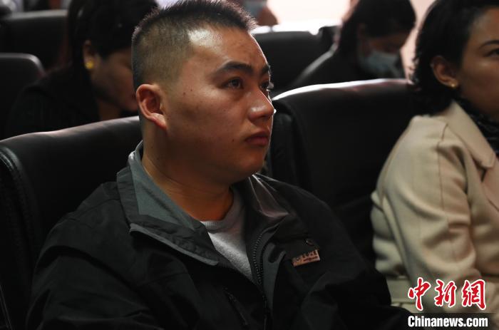 圖為企業(yè)工作人員參加講座。　趙朗 攝