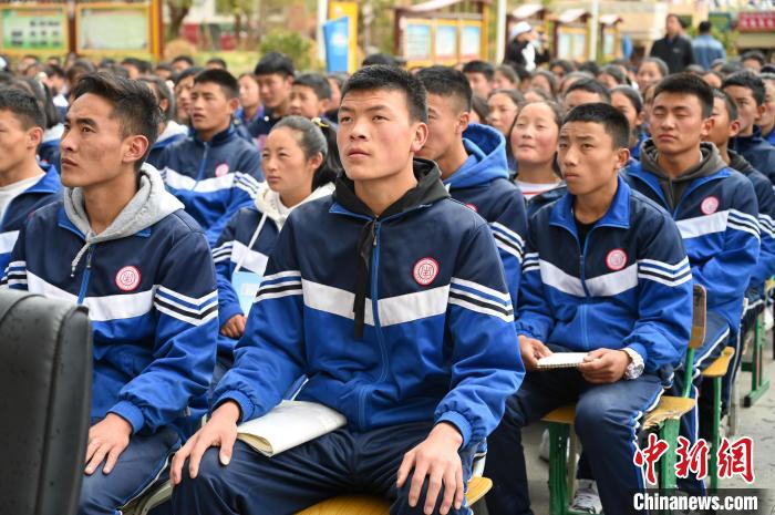 圖為昌都市第五高級(jí)中學(xué)學(xué)生參加授課?！≮w朗 攝