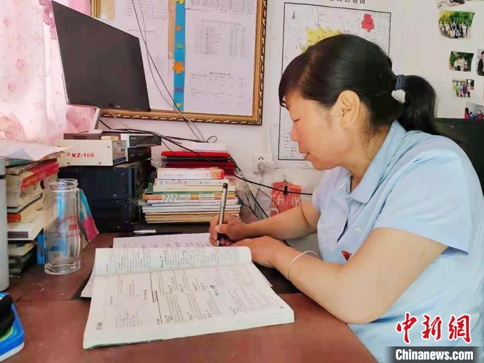 甘肅環(huán)縣“全能老師”堅(jiān)守“麻雀學(xué)?！保簩W(xué)生在，我就在