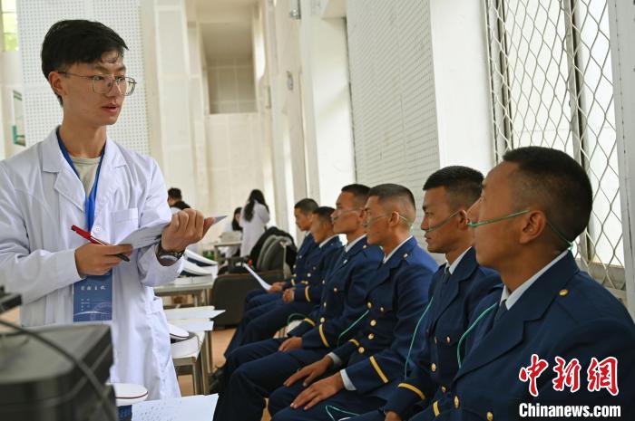 圖為研究團(tuán)隊(duì)成員登記消防員信息。　趙朗 攝