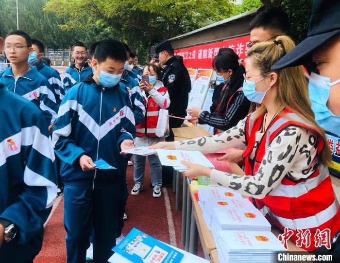 圖為西寧市法制宣傳進(jìn)校園?！∥鲗幨谐俏鲄^(qū)供圖