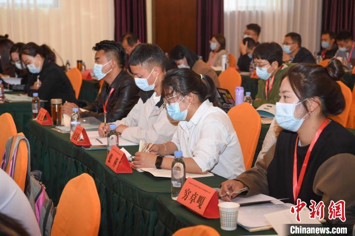 圖為第十五期全國(guó)預(yù)防青少年違法犯罪工作理論與務(wù)實(shí)高級(jí)研修班學(xué)員正在上課?！∝暩聛硭?攝