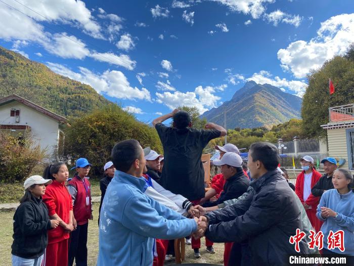 圖為學生們在西藏巴松措青少年活動營地開展趣味活動。　西藏青少年實踐教育基地供圖