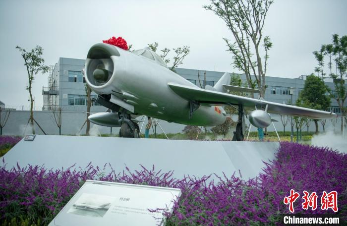 園林式戰(zhàn)斗機博物館內(nèi)展示的“殲5甲”飛機?！⒅铱?攝