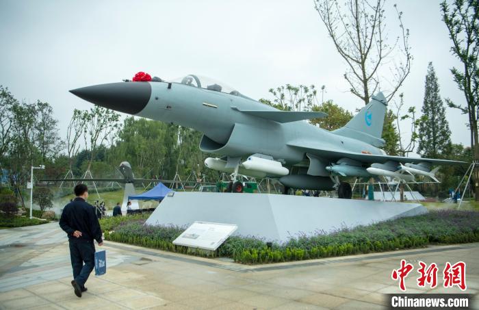 園林式戰(zhàn)斗機(jī)博物館內(nèi)展示的“殲10C”飛機(jī)。　劉忠俊 攝