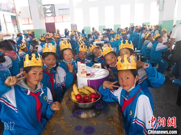 圖為加查縣安繞鎮(zhèn)小學(xué)學(xué)生集體過六一兒童節(jié)?！“怖@鎮(zhèn)小學(xué)供圖