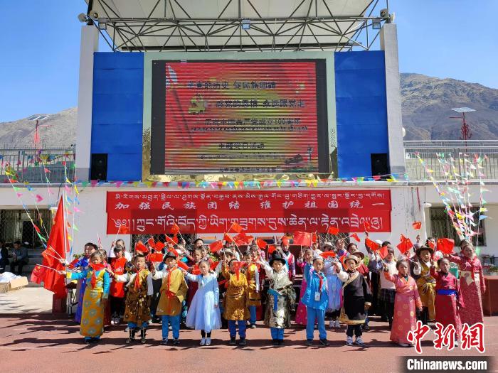 圖為加查縣安繞鎮(zhèn)小學(xué)各民族代表學(xué)生齊唱紅歌。　安繞鎮(zhèn)小學(xué)供圖