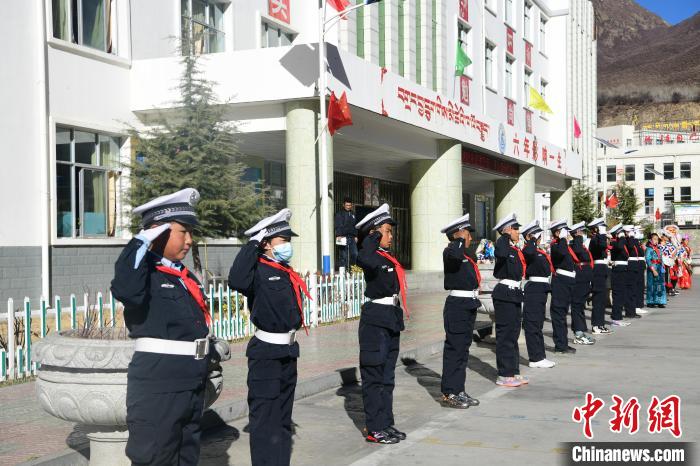 圖為加查縣安繞鎮(zhèn)小學(xué)學(xué)生爭(zhēng)當(dāng)“小交警”體驗(yàn)交警工作?！∝暩聛硭?攝