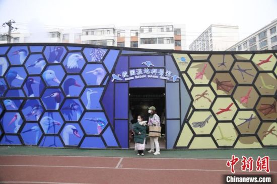 圖為西寧市第一中學(xué)濕地科普宣教館?！±罱瓕?攝