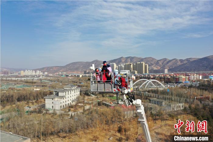 圖為小朋友在消防員的陪同下，體驗(yàn)78米登高平臺消防車?！铨埥?攝