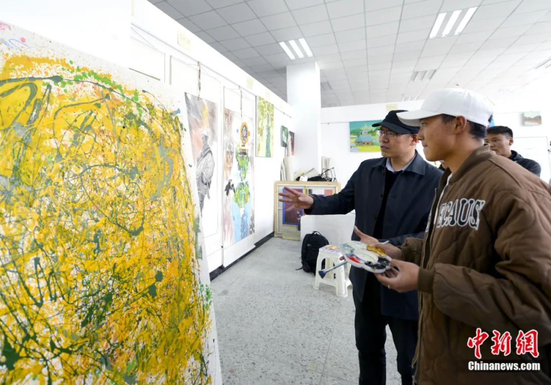 劉洋在課堂上指導(dǎo)學(xué)生繪畫技巧。<a target='_blank' href='/'><p  align=