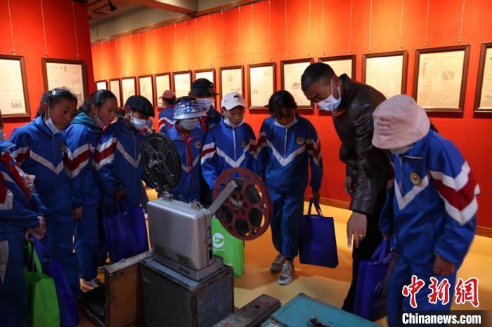資料圖為玉樹市第四完小學(xué)生參觀鑄牢中華民族共同體意識主題展?！『F龍 攝