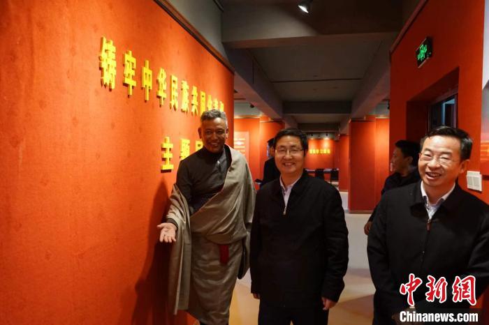資料圖為參觀鑄牢中華民族共同體意識主題展?！『F龍 攝