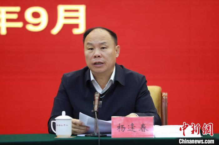 圖為青海省副省長楊逢春主持會(huì)議并講話?！『F龍 攝