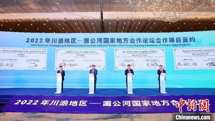 多個項目集中簽約。王宇 攝