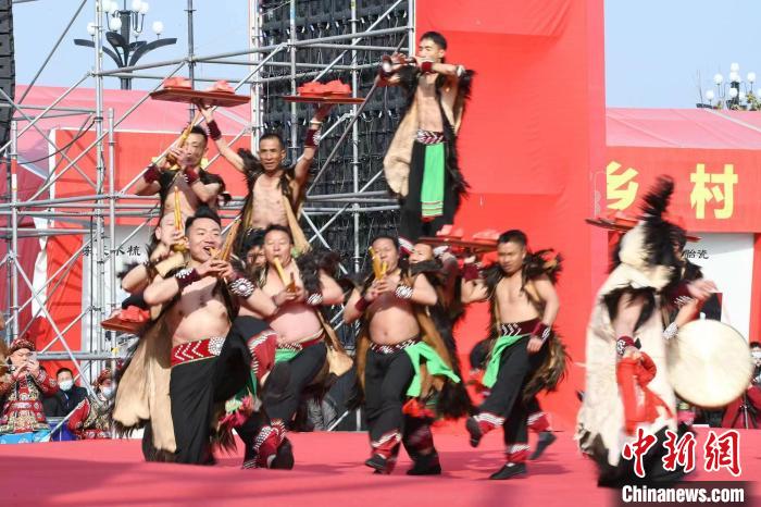 圖為少數(shù)民族舞蹈展演?！×赫赵?攝