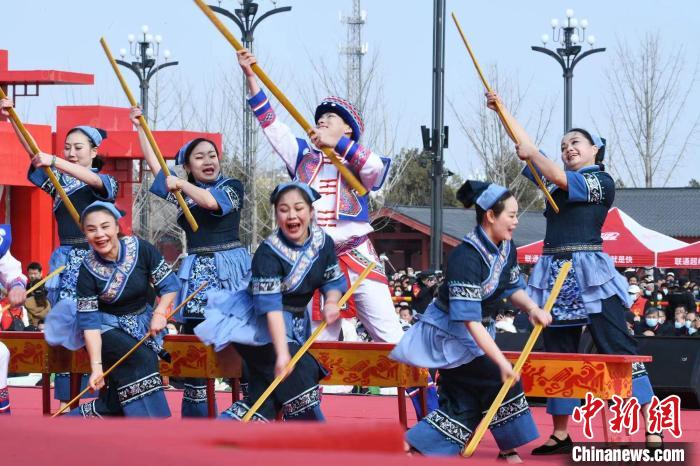 圖為廣西壯族打扁擔展演?！×赫赵?攝
