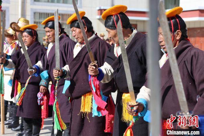 圖為藝人們手持藏刀表演加麻百·甲江?！愔闈扇?攝