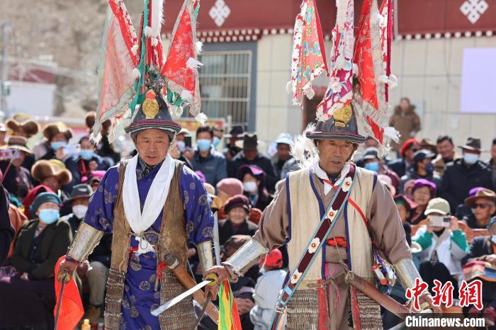 圖為兩位藝人表演瓊結(jié)“果孜”舞?！愔闈扇?攝