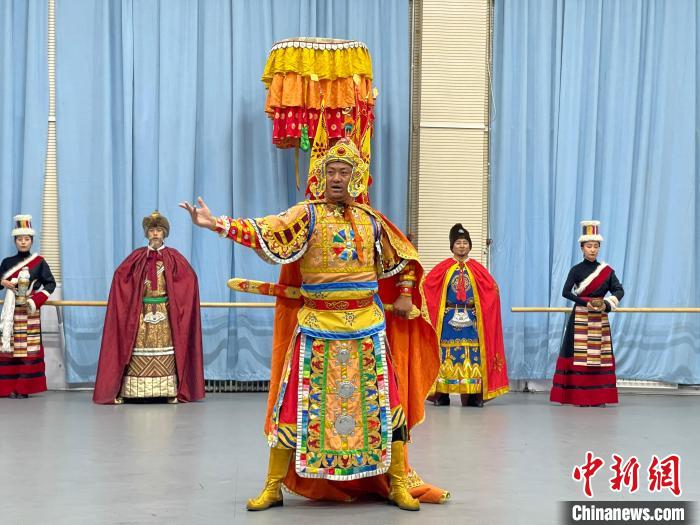 圖為格薩爾劇展演?！∠锴凡抛?供圖