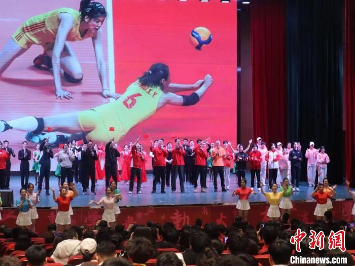 2023年全國青少年女排集訓閉幕式現(xiàn)場?！√旖蝮w育學院供圖