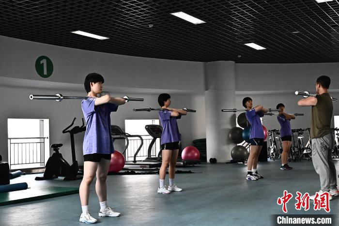 圖為全國青少年女排在天津進行集訓?！√旖蝮w育學院供圖