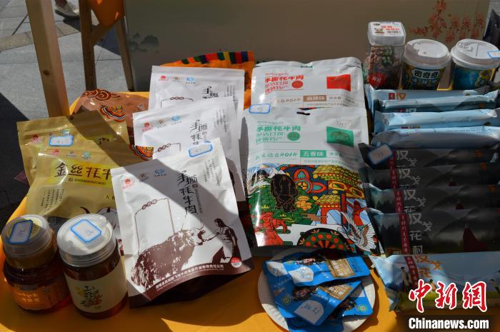 推介活動上的農(nóng)特產(chǎn)品展示?！≈炝杞?攝