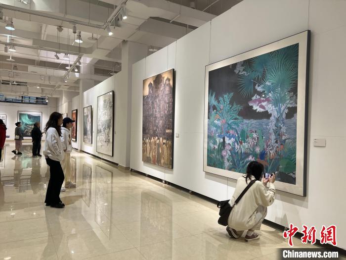 圖為全國(guó)青年教師中國(guó)畫學(xué)術(shù)邀請(qǐng)展吸引學(xué)生觀展?！＄婌?攝