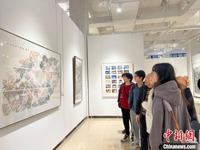 圖為全國(guó)青年教師中國(guó)畫學(xué)術(shù)邀請(qǐng)展現(xiàn)場(chǎng)?！＄婌?攝