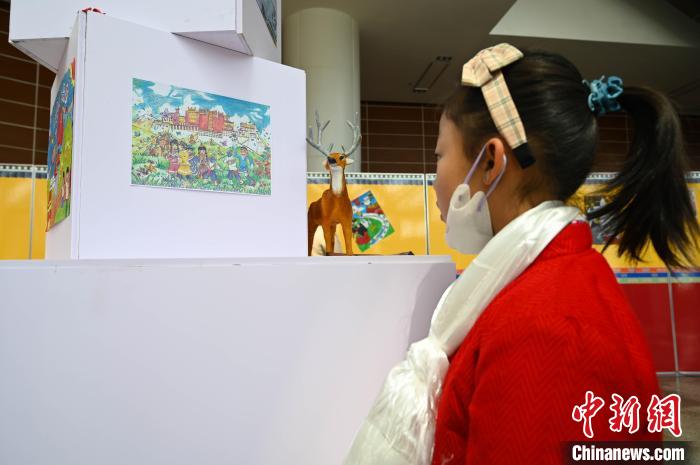 圖為學(xué)生參觀繪畫展?！≮w朗 攝