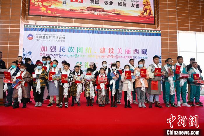 圖為部分獲獎(jiǎng)學(xué)生合影。　趙朗 攝
