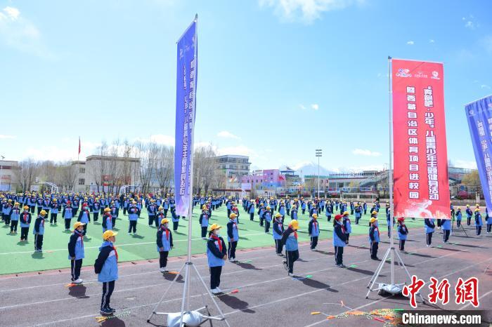 圖為學(xué)生在跳繩教練齊景龍的指導(dǎo)下做準備運動?！∝暩聛硭?攝
