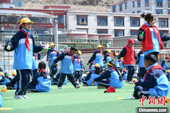 圖為學(xué)生正在練習(xí)跳繩?！∝暩聛硭?攝