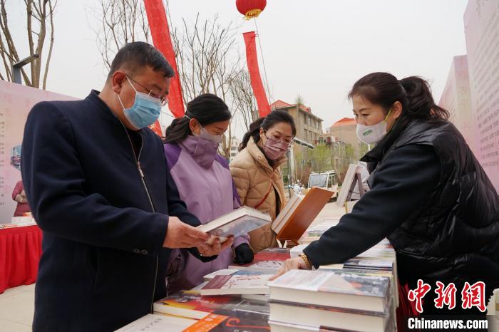 圖為民眾在活動現(xiàn)場購書。　馬銘言 攝