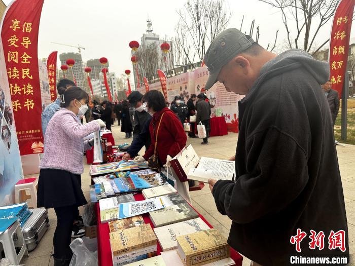 圖為民眾在活動現(xiàn)場讀書、購書?！±铍h 攝