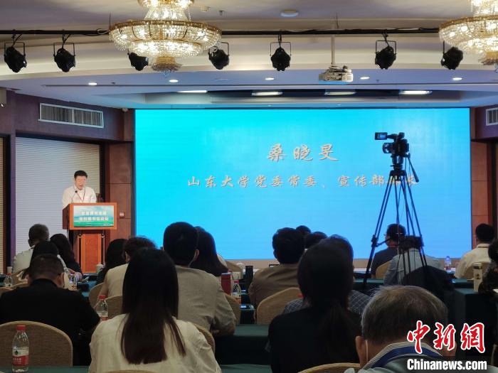 山東大學(xué)黨委常委、宣傳部部長(zhǎng)桑曉旻在現(xiàn)場(chǎng)致辭。　王采怡 攝