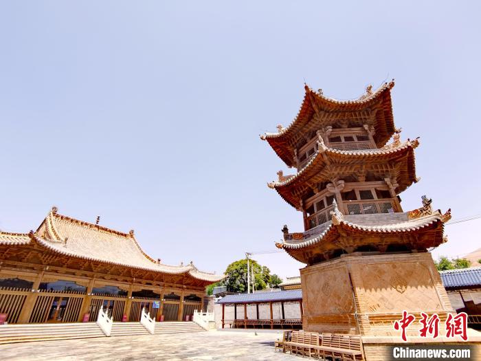 圖為阿河灘清真寺局部?！?zhí)砀?攝