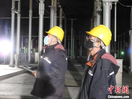 圖為5月10日凌晨，國(guó)網(wǎng)青海檢修公司柴達(dá)木換流站運(yùn)維人員在進(jìn)行柴拉直流系統(tǒng)停電操作?！∫杂?攝