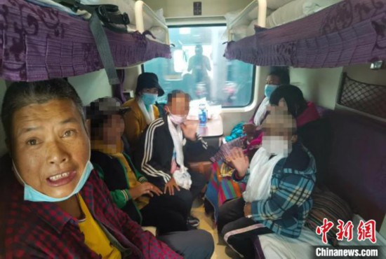 圖為乘坐Z266次列車的西藏先心病患兒和陪同人員。拉薩車站 供圖