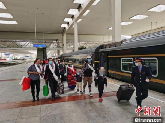 圖為拉薩車站工作人員為西藏先心病患兒和陪同人員提供“綠色”接力幫扶，并開通了專門通道，讓他們快速進站上車。拉薩車站 供圖