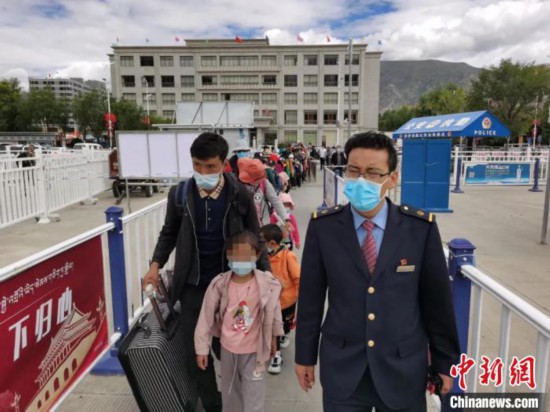 圖為拉薩車站工作人員為西藏先心病患兒和陪同人員提供“綠色”接力幫扶，并開通了專門通道，讓他們快速進站上車。拉薩車站 供圖