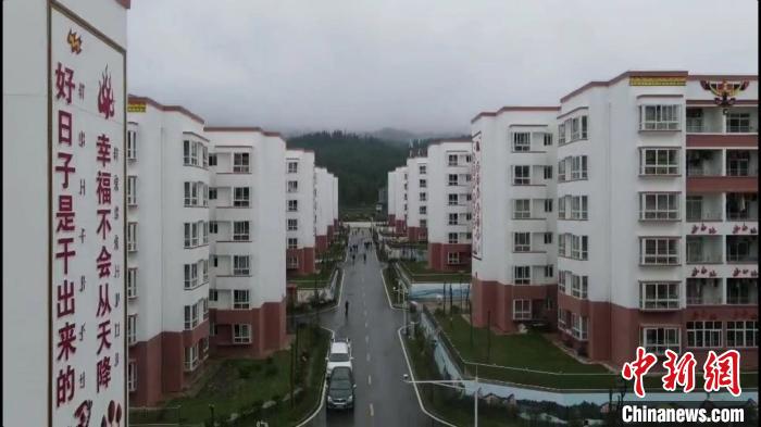 越西縣最大的易地扶貧搬遷安置點——城北感恩社區(qū)?！『武?攝
