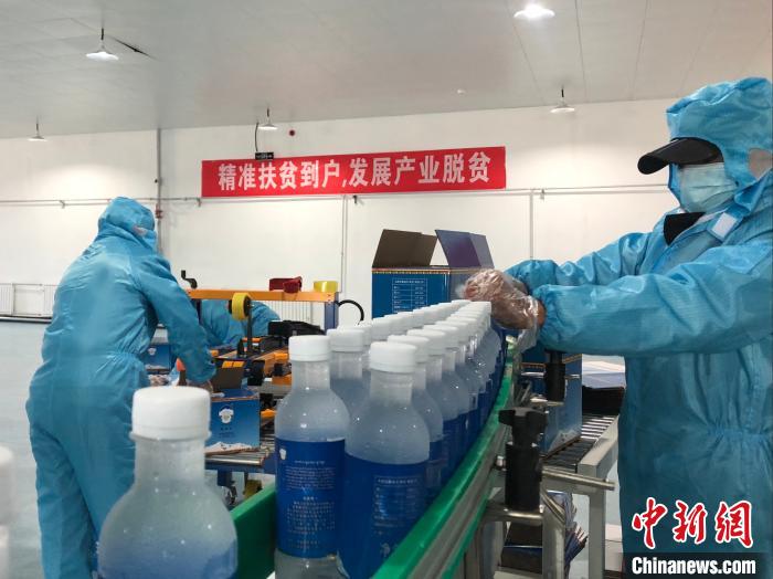 圖為阿里地區(qū)措勤縣某飲用水加工公司，該公司以“基地+公司+貧困民眾”為運(yùn)營(yíng)模式，帶動(dòng)貧困民眾68戶232人?！≈x牧 攝