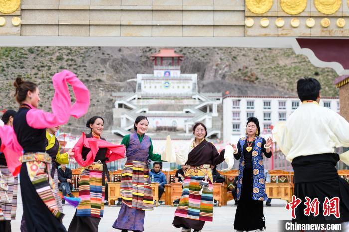 圖為西藏昌都市洛隆縣易地搬遷安置點阿托卡小康示范新村村民載歌載舞慶脫貧(資料圖)?！『闻罾?攝