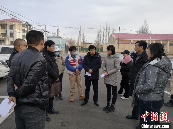 圖為青海大學工作人員正在現場考察該項目進行情況?！±罱瓕?攝