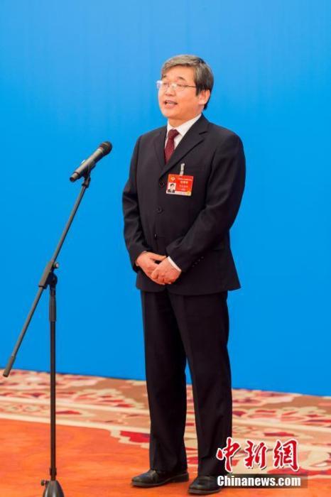 3月10日，全國政協(xié)十三屆四次會議第三場“委員通道”采訪活動在北京人民大會堂新聞發(fā)布廳舉行。圖為全國政協(xié)委員阿拉坦倉通過網(wǎng)絡(luò)視頻方式接受媒體采訪。<a target='_blank' ><p  align=