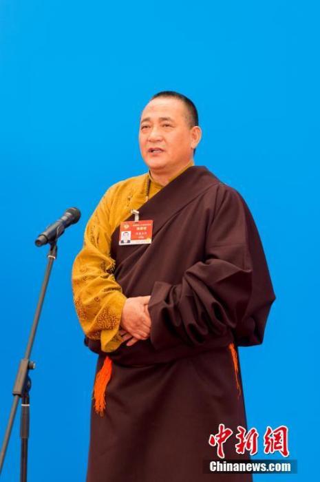 3月10日，全國政協(xié)十三屆四次會議第三場“委員通道”采訪活動在北京人民大會堂新聞發(fā)布廳舉行。圖為全國政協(xié)委員洛桑山丹通過網(wǎng)絡(luò)視頻方式接受媒體采訪。<a target='_blank' ><p  align=