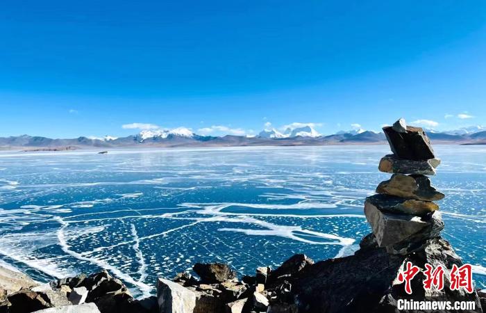 圖為普瑪江塘鄉(xiāng)境內(nèi)的雪山、冰湖美景?！±丝ㄗ涌h網(wǎng)信辦供圖